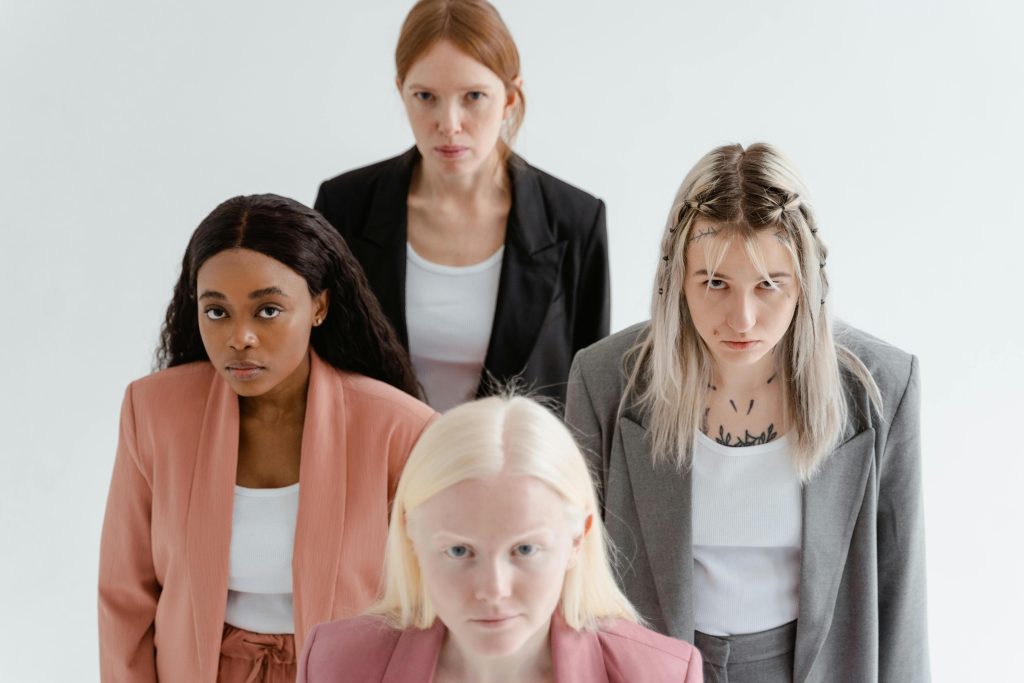 Zdjęcie do artykułu: Najmodniejsze garnitury damskie – elegancja w nowoczesnym wydaniu