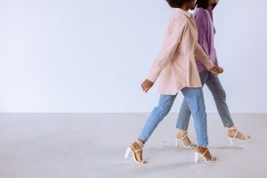 Zdjęcie do artykułu: Trendy prosto z wybiegów – jak przenieść je do codziennych stylizacji?